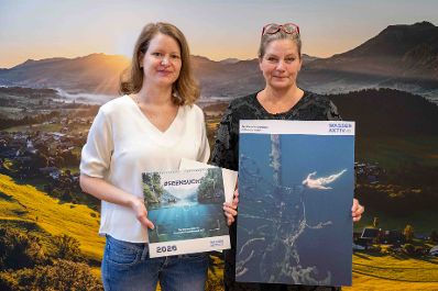 Im Rahmen des Wasseraktiv Fotowettbewerbs 2025 wurden die Gewinnerinnen und Gewinner im Bundesministerium f&uuml;r Land- und Forstwirtschaft, Klima- und Umweltschutz, Regionen und Wasserwirtschaft ausgezeichnet. Publikumsvoting Platz 3: &quot;Der Baum im Grundlsee&quot; von Barbara Anderl mit Sektionschefin Monika M&ouml;rth.