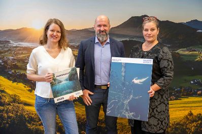 Im Rahmen des Wasseraktiv Fotowettbewerbs 2025 wurden die Gewinnerinnen und Gewinner im Bundesministerium f&uuml;r Land- und Forstwirtschaft, Klima- und Umweltschutz, Regionen und Wasserwirtschaft ausgezeichnet. Publikumsvoting Platz 3: &quot;Der Baum im Grundlsee&quot; von Barbara Anderl mit Sektionschefin Monika M&ouml;rth und dem Fotomodel Josef K&ouml;berl.