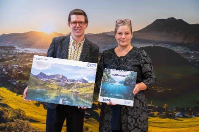 Im Rahmen des Wasseraktiv Fotowettbewerbs 2025 wurden die Gewinnerinnen und Gewinner im Bundesministerium f&uuml;r Land- und Forstwirtschaft, Klima- und Umweltschutz, Regionen und Wasserwirtschaft ausgezeichnet. Juryvoting Platz 4: &quot;Z&uuml;rsersee - Spiegel der Alpen&quot; von Daniel Heinrich mit Sektionschefin Monika M&ouml;rth.