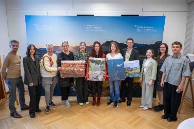 Im Rahmen des Wasseraktiv Fotowettbewerbs 2025 wurden die Gewinnerinnen und Gewinner im Bundesministerium f&uuml;r Land- und Forstwirtschaft, Klima- und Umweltschutz, Regionen und Wasserwirtschaft ausgezeichnet. Gruppenfoto mit allen Gewinnerinnen und Gewinnern und der gesamten Organisation des Fotowettbewerbs.