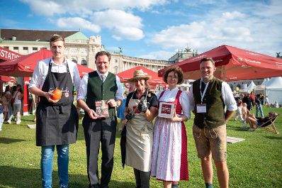 Herr Bundesminister Norbert Totschnig besuchte das ernte.dank.festival am Wiener Heldenplatz.