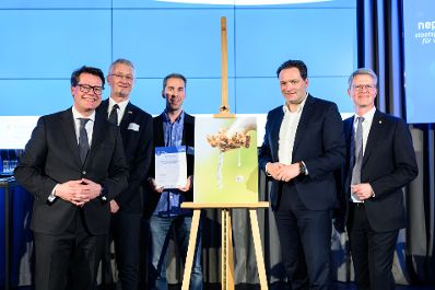 Der Neptun Staatspreis f&uuml;r Wasser ist der &ouml;sterreichische Umwelt- und Innovationspreis zu Themen rund ums Wasser. Am 20. M&auml;rz zeichnete Bundesminister Norbert Totschnig die Preistr&auml;gerinnen und Preistr&auml;ger aus. Im Bild: WasserWIEN Platz 1 &ndash; &bdquo;Bienen so durstig wie Elefanten am Zentralfriedhof&ldquo; von Marius Holzapfel