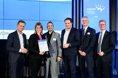 Der Neptun Staatspreis f&uuml;r Wasser ist der &ouml;sterreichische Umwelt- und Innovationspreis zu Themen rund ums Wasser. Am 20. M&auml;rz zeichnete Bundesminister Norbert Totschnig die Preistr&auml;gerinnen und Preistr&auml;ger aus. Im Bild: WasserBILDUNG Platz 3 &ndash; Der H2O Podcast (Fachberufschule St. Veit an der Glan)
