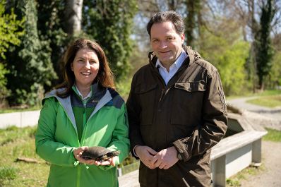 Im schlossORTH Nationalpark machte Bundesminister Norbert Totschnig gemeinsam mit LH-Stv. Stephan Pernkopf einen Rundgang auf der Schlossinsel und besichtigte die neuen Attraktionen.