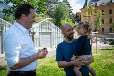 Garteln mitten in Innsbruck: Bundesminister Norbert Totschnig stattete den Gewinnerinnen und Gewinnern des Urban Gardening-Gewinnspiels beim Innsbrucker Hofgarten einen Besuch ab. Im Bild: Bundesminister Norbert Totschnig mit Gewinner Dominik und seiner Tochter