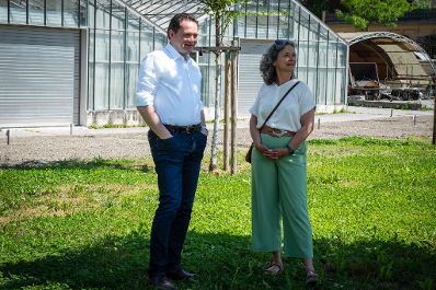 Garteln mitten in Innsbruck: Bundesminister Norbert Totschnig stattete den Gewinnerinnen und Gewinnern des Urban Gardening-Gewinnspiels beim Innsbrucker Hofgarten einen Besuch ab. Im Bild: Bundesminister Norbert Totschnig mit Gewinnerin Angelika