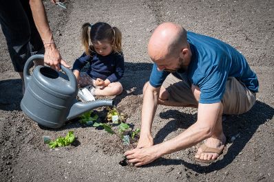 Garteln mitten in Innsbruck: Bundesminister Norbert Totschnig stattete den Gewinnerinnen und Gewinnern des Urban Gardening-Gewinnspiels beim Innsbrucker Hofgarten einen Besuch ab.