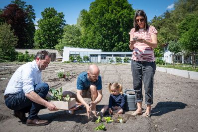 Garteln mitten in Innsbruck: Bundesminister Norbert Totschnig stattete den Gewinnerinnen und Gewinnern des Urban Gardening-Gewinnspiels beim Innsbrucker Hofgarten einen Besuch ab.