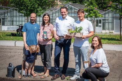 Garteln mitten in Innsbruck: Bundesminister Norbert Totschnig stattete den Gewinnerinnen und Gewinnern des Urban Gardening-Gewinnspiels beim Innsbrucker Hofgarten einen Besuch ab. Im Bild: Gewinner Dominik und Gewinnerin Sabine mit ihrer Tochter, Bundesminister Norbert Totschnig, David Seidemann von der Biog&auml;rtnerei Seidemann sowie die Leiterin des Innsbrucker Instituts der Bundesg&auml;rten Maria Nieves P&eacute;rez Rubio