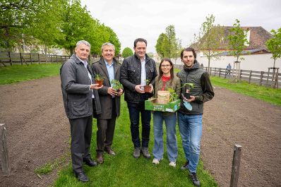 Garteln mitten in Wien: Bundesminister Norbert Totschnig stattete den Gewinnerinnen und Gewinnern des Urban Gardening-Gewinnspiels beim Wiener Augarten einen Besuch ab. Im Bild: &Ouml;sterreichische Bundesforste Vorstandssprecher Georg Sch&ouml;ppl, LGV-Vorstand Josef Peck, Bundesminister Norbert Totschnig sowie Gewinnerin Magdalena und Gewinner Kurt