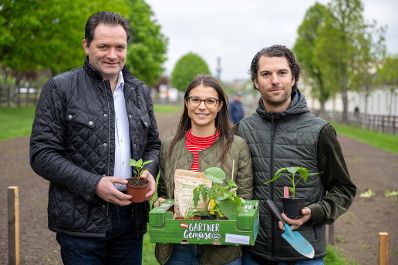 Garteln mitten in Wien: Bundesminister Norbert Totschnig stattete den Gewinnerinnen und Gewinnern des Urban Gardening-Gewinnspiels beim Wiener Augarten einen Besuch ab.
