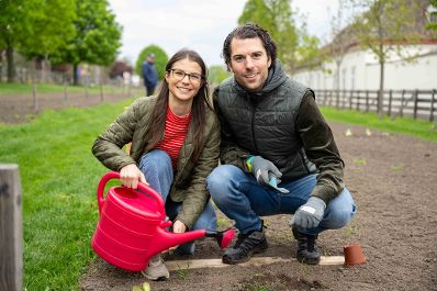 Garteln mitten in Wien: Bundesminister Norbert Totschnig stattete den Gewinnerinnen und Gewinnern des Urban Gardening-Gewinnspiels beim Wiener Augarten einen Besuch ab.
