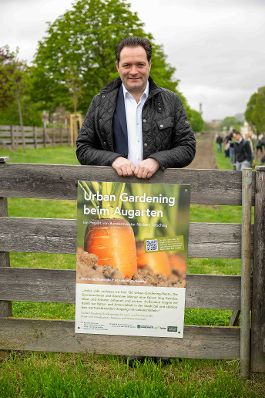 Garteln mitten in Wien: Bundesminister Norbert Totschnig stattete den Gewinnerinnen und Gewinnern des Urban Gardening-Gewinnspiels beim Wiener Augarten einen Besuch ab.