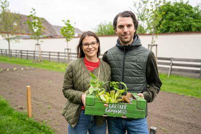 Garteln mitten in Wien: Bundesminister Norbert Totschnig stattete den Gewinnerinnen und Gewinnern des Urban Gardening-Gewinnspiels beim Wiener Augarten einen Besuch ab.