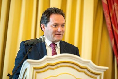 Herr Bundesminister Totschnig bei der Verleihung des Berufstitel &quot;&Ouml;konomierat&quot; im Palais Coburg.