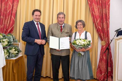 Herr Bundesminister Totschnig bei der Verleihung des Berufstitel &quot;&Ouml;konomierat&quot; im Palais Coburg.
