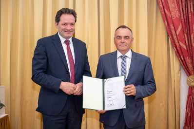 Herr Bundesminister Totschnig bei der Verleihung des Berufstitel &quot;&Ouml;konomierat&quot; im Palais Coburg.