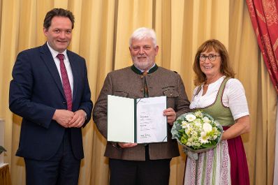 Herr Bundesminister Totschnig bei der Verleihung des Berufstitel &quot;&Ouml;konomierat&quot; im Palais Coburg.
