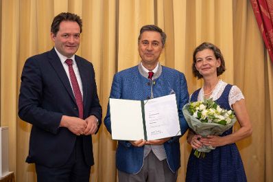 Herr Bundesminister Totschnig bei der Verleihung des Berufstitel &quot;&Ouml;konomierat&quot; im Palais Coburg.
