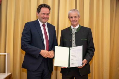 Herr Bundesminister Totschnig bei der Verleihung des Berufstitel &quot;&Ouml;konomierat&quot; im Palais Coburg.
