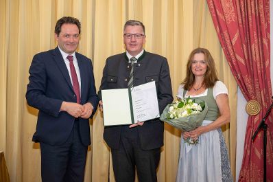 Herr Bundesminister Totschnig bei der Verleihung des Berufstitel &quot;&Ouml;konomierat&quot; im Palais Coburg.