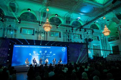 Rund 1.500 Menschen aus aller Welt besuchen den Klimagipfel, um gemeinsam an L&ouml;sungen f&uuml;r eine klimafreundliche Zukunft zu arbeiten. Etwa 40 Redner und Rednerinnen aus Politik, Wirtschaft und Gesellschaft nehmen insgesamt teil - darunter auch Herr Bundesminister Norbert Totschnig.