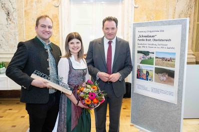 Die Pr&auml;mierung der Erfolgsbetriebe fand im M&auml;rz 2026 im Marmorsaal des Landwirtschaftsministeriums statt. Sie zielt darauf ab, beispielhafte Betriebe zu w&uuml;rdigen und sie als &bdquo;Best-Practice-Beispiele&ldquo; hervorzuheben. Landwirtschaftsminister Norbert Totschnig zeichnet dabei sieben herausragende, partnerschaftlich gef&uuml;hrte Betriebe aus. Zudem werden auch Betriebe, die seit 50, 60 oder sogar &uuml;ber 65 Jahren ihre Buchf&uuml;hrungsergebnisse f&uuml;r den Gr&uuml;nen Bericht zur Verf&uuml;gung stellen, gew&uuml;rdigt.
