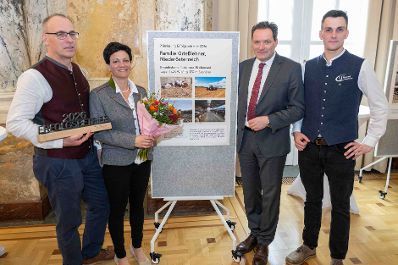 Die Pr&auml;mierung der Erfolgsbetriebe fand im M&auml;rz 2026 im Marmorsaal des Landwirtschaftsministeriums statt. Sie zielt darauf ab, beispielhafte Betriebe zu w&uuml;rdigen und sie als &bdquo;Best-Practice-Beispiele&ldquo; hervorzuheben. Landwirtschaftsminister Norbert Totschnig zeichnet dabei sieben herausragende, partnerschaftlich gef&uuml;hrte Betriebe aus. Zudem werden auch Betriebe, die seit 50, 60 oder sogar &uuml;ber 65 Jahren ihre Buchf&uuml;hrungsergebnisse f&uuml;r den Gr&uuml;nen Bericht zur Verf&uuml;gung stellen, gew&uuml;rdigt.