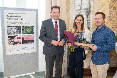 Die Pr&auml;mierung der Erfolgsbetriebe fand im M&auml;rz 2026 im Marmorsaal des Landwirtschaftsministeriums statt. Sie zielt darauf ab, beispielhafte Betriebe zu w&uuml;rdigen und sie als &bdquo;Best-Practice-Beispiele&ldquo; hervorzuheben. Landwirtschaftsminister Norbert Totschnig zeichnet dabei sieben herausragende, partnerschaftlich gef&uuml;hrte Betriebe aus. Zudem werden auch Betriebe, die seit 50, 60 oder sogar &uuml;ber 65 Jahren ihre Buchf&uuml;hrungsergebnisse f&uuml;r den Gr&uuml;nen Bericht zur Verf&uuml;gung stellen, gew&uuml;rdigt.