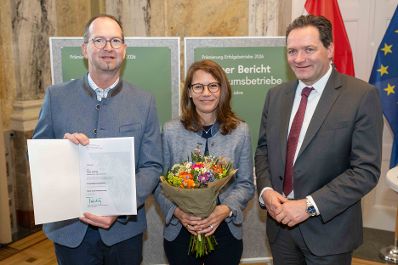 Die Pr&auml;mierung der Erfolgsbetriebe fand im M&auml;rz 2026 im Marmorsaal des Landwirtschaftsministeriums statt. Sie zielt darauf ab, beispielhafte Betriebe zu w&uuml;rdigen und sie als &bdquo;Best-Practice-Beispiele&ldquo; hervorzuheben. Landwirtschaftsminister Norbert Totschnig zeichnet dabei sieben herausragende, partnerschaftlich gef&uuml;hrte Betriebe aus. Zudem werden auch Betriebe, die seit 50, 60 oder sogar &uuml;ber 65 Jahren ihre Buchf&uuml;hrungsergebnisse f&uuml;r den Gr&uuml;nen Bericht zur Verf&uuml;gung stellen, gew&uuml;rdigt.