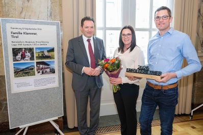 Die Pr&auml;mierung der Erfolgsbetriebe fand im M&auml;rz 2026 im Marmorsaal des Landwirtschaftsministeriums statt. Sie zielt darauf ab, beispielhafte Betriebe zu w&uuml;rdigen und sie als &bdquo;Best-Practice-Beispiele&ldquo; hervorzuheben. Landwirtschaftsminister Norbert Totschnig zeichnet dabei sieben herausragende, partnerschaftlich gef&uuml;hrte Betriebe aus. Zudem werden auch Betriebe, die seit 50, 60 oder sogar &uuml;ber 65 Jahren ihre Buchf&uuml;hrungsergebnisse f&uuml;r den Gr&uuml;nen Bericht zur Verf&uuml;gung stellen, gew&uuml;rdigt.