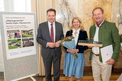 Die Pr&auml;mierung der Erfolgsbetriebe fand im M&auml;rz 2026 im Marmorsaal des Landwirtschaftsministeriums statt. Sie zielt darauf ab, beispielhafte Betriebe zu w&uuml;rdigen und sie als &bdquo;Best-Practice-Beispiele&ldquo; hervorzuheben. Landwirtschaftsminister Norbert Totschnig zeichnet dabei sieben herausragende, partnerschaftlich gef&uuml;hrte Betriebe aus. Zudem werden auch Betriebe, die seit 50, 60 oder sogar &uuml;ber 65 Jahren ihre Buchf&uuml;hrungsergebnisse f&uuml;r den Gr&uuml;nen Bericht zur Verf&uuml;gung stellen, gew&uuml;rdigt.