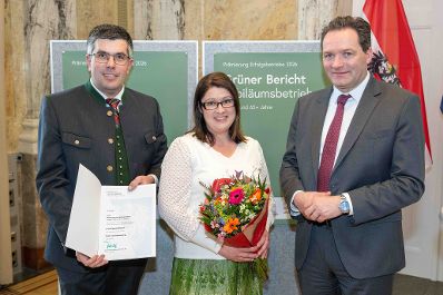 Die Pr&auml;mierung der Erfolgsbetriebe fand im M&auml;rz 2026 im Marmorsaal des Landwirtschaftsministeriums statt. Sie zielt darauf ab, beispielhafte Betriebe zu w&uuml;rdigen und sie als &bdquo;Best-Practice-Beispiele&ldquo; hervorzuheben. Landwirtschaftsminister Norbert Totschnig zeichnet dabei sieben herausragende, partnerschaftlich gef&uuml;hrte Betriebe aus. Zudem werden auch Betriebe, die seit 50, 60 oder sogar &uuml;ber 65 Jahren ihre Buchf&uuml;hrungsergebnisse f&uuml;r den Gr&uuml;nen Bericht zur Verf&uuml;gung stellen, gew&uuml;rdigt.