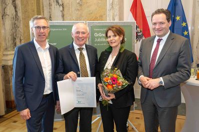 Die Pr&auml;mierung der Erfolgsbetriebe fand im M&auml;rz 2026 im Marmorsaal des Landwirtschaftsministeriums statt. Sie zielt darauf ab, beispielhafte Betriebe zu w&uuml;rdigen und sie als &bdquo;Best-Practice-Beispiele&ldquo; hervorzuheben. Landwirtschaftsminister Norbert Totschnig zeichnet dabei sieben herausragende, partnerschaftlich gef&uuml;hrte Betriebe aus. Zudem werden auch Betriebe, die seit 50, 60 oder sogar &uuml;ber 65 Jahren ihre Buchf&uuml;hrungsergebnisse f&uuml;r den Gr&uuml;nen Bericht zur Verf&uuml;gung stellen, gew&uuml;rdigt.