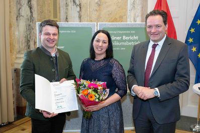 Die Pr&auml;mierung der Erfolgsbetriebe fand im M&auml;rz 2026 im Marmorsaal des Landwirtschaftsministeriums statt. Sie zielt darauf ab, beispielhafte Betriebe zu w&uuml;rdigen und sie als &bdquo;Best-Practice-Beispiele&ldquo; hervorzuheben. Landwirtschaftsminister Norbert Totschnig zeichnet dabei sieben herausragende, partnerschaftlich gef&uuml;hrte Betriebe aus. Zudem werden auch Betriebe, die seit 50, 60 oder sogar &uuml;ber 65 Jahren ihre Buchf&uuml;hrungsergebnisse f&uuml;r den Gr&uuml;nen Bericht zur Verf&uuml;gung stellen, gew&uuml;rdigt.