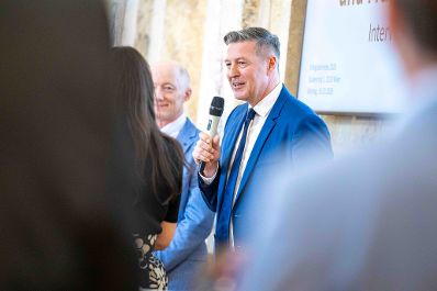 Die Pr&auml;mierung der Erfolgsbetriebe fand im M&auml;rz 2026 im Marmorsaal des Landwirtschaftsministeriums statt. Sie zielt darauf ab, beispielhafte Betriebe zu w&uuml;rdigen und sie als &bdquo;Best-Practice-Beispiele&ldquo; hervorzuheben. Landwirtschaftsminister Norbert Totschnig zeichnet dabei sieben herausragende, partnerschaftlich gef&uuml;hrte Betriebe aus. Zudem werden auch Betriebe, die seit 50, 60 oder sogar &uuml;ber 65 Jahren ihre Buchf&uuml;hrungsergebnisse f&uuml;r den Gr&uuml;nen Bericht zur Verf&uuml;gung stellen, gew&uuml;rdigt.