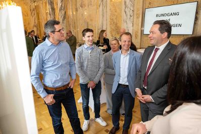 Die Pr&auml;mierung der Erfolgsbetriebe fand im M&auml;rz 2026 im Marmorsaal des Landwirtschaftsministeriums statt. Sie zielt darauf ab, beispielhafte Betriebe zu w&uuml;rdigen und sie als &bdquo;Best-Practice-Beispiele&ldquo; hervorzuheben. Landwirtschaftsminister Norbert Totschnig zeichnet dabei sieben herausragende, partnerschaftlich gef&uuml;hrte Betriebe aus. Zudem werden auch Betriebe, die seit 50, 60 oder sogar &uuml;ber 65 Jahren ihre Buchf&uuml;hrungsergebnisse f&uuml;r den Gr&uuml;nen Bericht zur Verf&uuml;gung stellen, gew&uuml;rdigt.