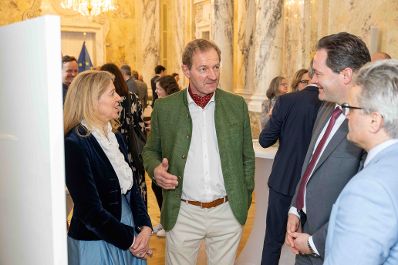 Die Pr&auml;mierung der Erfolgsbetriebe fand im M&auml;rz 2026 im Marmorsaal des Landwirtschaftsministeriums statt. Sie zielt darauf ab, beispielhafte Betriebe zu w&uuml;rdigen und sie als &bdquo;Best-Practice-Beispiele&ldquo; hervorzuheben. Landwirtschaftsminister Norbert Totschnig zeichnet dabei sieben herausragende, partnerschaftlich gef&uuml;hrte Betriebe aus. Zudem werden auch Betriebe, die seit 50, 60 oder sogar &uuml;ber 65 Jahren ihre Buchf&uuml;hrungsergebnisse f&uuml;r den Gr&uuml;nen Bericht zur Verf&uuml;gung stellen, gew&uuml;rdigt.