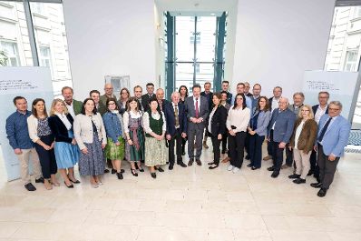 Die Pr&auml;mierung der Erfolgsbetriebe fand im M&auml;rz 2026 im Marmorsaal des Landwirtschaftsministeriums statt. Sie zielt darauf ab, beispielhafte Betriebe zu w&uuml;rdigen und sie als &bdquo;Best-Practice-Beispiele&ldquo; hervorzuheben. Landwirtschaftsminister Norbert Totschnig zeichnet dabei sieben herausragende, partnerschaftlich gef&uuml;hrte Betriebe aus. Zudem werden auch Betriebe, die seit 50, 60 oder sogar &uuml;ber 65 Jahren ihre Buchf&uuml;hrungsergebnisse f&uuml;r den Gr&uuml;nen Bericht zur Verf&uuml;gung stellen, gew&uuml;rdigt.