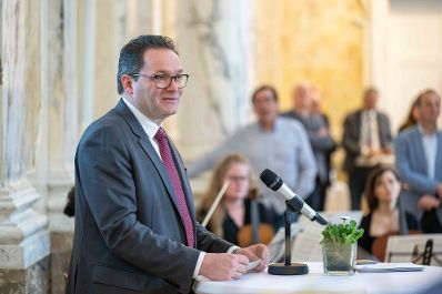 Die Pr&auml;mierung der Erfolgsbetriebe fand im M&auml;rz 2026 im Marmorsaal des Landwirtschaftsministeriums statt. Sie zielt darauf ab, beispielhafte Betriebe zu w&uuml;rdigen und sie als &bdquo;Best-Practice-Beispiele&ldquo; hervorzuheben. Landwirtschaftsminister Norbert Totschnig zeichnet dabei sieben herausragende, partnerschaftlich gef&uuml;hrte Betriebe aus. Zudem werden auch Betriebe, die seit 50, 60 oder sogar &uuml;ber 65 Jahren ihre Buchf&uuml;hrungsergebnisse f&uuml;r den Gr&uuml;nen Bericht zur Verf&uuml;gung stellen, gew&uuml;rdigt.