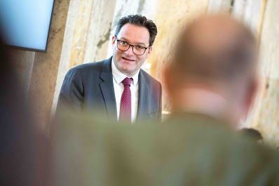 Die Pr&auml;mierung der Erfolgsbetriebe fand im M&auml;rz 2026 im Marmorsaal des Landwirtschaftsministeriums statt. Sie zielt darauf ab, beispielhafte Betriebe zu w&uuml;rdigen und sie als &bdquo;Best-Practice-Beispiele&ldquo; hervorzuheben. Landwirtschaftsminister Norbert Totschnig zeichnet dabei sieben herausragende, partnerschaftlich gef&uuml;hrte Betriebe aus. Zudem werden auch Betriebe, die seit 50, 60 oder sogar &uuml;ber 65 Jahren ihre Buchf&uuml;hrungsergebnisse f&uuml;r den Gr&uuml;nen Bericht zur Verf&uuml;gung stellen, gew&uuml;rdigt.