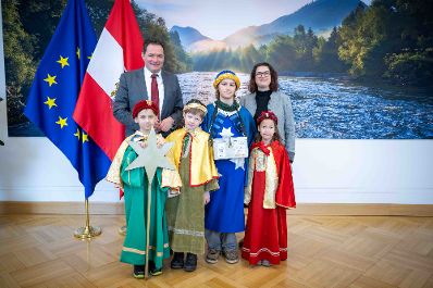 Die Sternsinger besuchten HBM Totschnig und &uuml;berbrachten den Segen