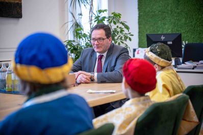 Die Sternsinger besuchten HBM Totschnig und &uuml;berbrachten den Segen