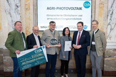 Der 2024 erstmals vergebene "CliA", der &Ouml;sterreichische Staatspreis f&uuml;r Klimawandelanpassung, ist am Donnerstag wieder verliehen worden. Zu den heutigen Gewinnern z&auml;hlten konkrete Ma&szlig;nahmen gegen Hochwasser und Hitze, betriebliche Strategien und auch innovative Forschungsprojekte aus Nieder&ouml;sterreich, der Steiermark, Ober&ouml;sterreich, Salzburg, Wien und Vorarlberg.