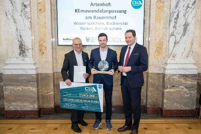 Der 2024 erstmals vergebene "CliA", der &Ouml;sterreichische Staatspreis f&uuml;r Klimawandelanpassung, ist am Donnerstag wieder verliehen worden. Zu den heutigen Gewinnern z&auml;hlten konkrete Ma&szlig;nahmen gegen Hochwasser und Hitze, betriebliche Strategien und auch innovative Forschungsprojekte aus Nieder&ouml;sterreich, der Steiermark, Ober&ouml;sterreich, Salzburg, Wien und Vorarlberg.