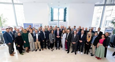 Der 2024 erstmals vergebene "CliA", der &Ouml;sterreichische Staatspreis f&uuml;r Klimawandelanpassung, ist am Donnerstag wieder verliehen worden. Zu den heutigen Gewinnern z&auml;hlten konkrete Ma&szlig;nahmen gegen Hochwasser und Hitze, betriebliche Strategien und auch innovative Forschungsprojekte aus Nieder&ouml;sterreich, der Steiermark, Ober&ouml;sterreich, Salzburg, Wien und Vorarlberg.