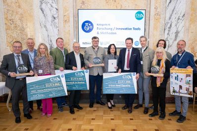 Der 2024 erstmals vergebene "CliA", der &Ouml;sterreichische Staatspreis f&uuml;r Klimawandelanpassung, ist am Donnerstag wieder verliehen worden. Zu den heutigen Gewinnern z&auml;hlten konkrete Ma&szlig;nahmen gegen Hochwasser und Hitze, betriebliche Strategien und auch innovative Forschungsprojekte aus Nieder&ouml;sterreich, der Steiermark, Ober&ouml;sterreich, Salzburg, Wien und Vorarlberg.