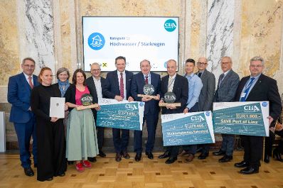 Der 2024 erstmals vergebene "CliA", der &Ouml;sterreichische Staatspreis f&uuml;r Klimawandelanpassung, ist am Donnerstag wieder verliehen worden. Zu den heutigen Gewinnern z&auml;hlten konkrete Ma&szlig;nahmen gegen Hochwasser und Hitze, betriebliche Strategien und auch innovative Forschungsprojekte aus Nieder&ouml;sterreich, der Steiermark, Ober&ouml;sterreich, Salzburg, Wien und Vorarlberg.