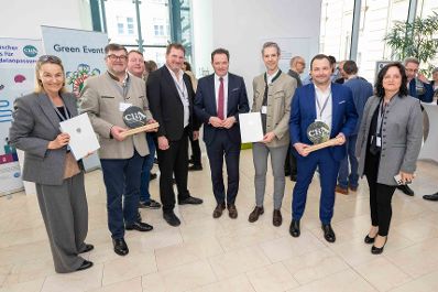 Der 2024 erstmals vergebene "CliA", der &Ouml;sterreichische Staatspreis f&uuml;r Klimawandelanpassung, ist am Donnerstag wieder verliehen worden. Zu den heutigen Gewinnern z&auml;hlten konkrete Ma&szlig;nahmen gegen Hochwasser und Hitze, betriebliche Strategien und auch innovative Forschungsprojekte aus Nieder&ouml;sterreich, der Steiermark, Ober&ouml;sterreich, Salzburg, Wien und Vorarlberg.