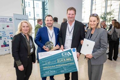 Der 2024 erstmals vergebene "CliA", der &Ouml;sterreichische Staatspreis f&uuml;r Klimawandelanpassung, ist am Donnerstag wieder verliehen worden. Zu den heutigen Gewinnern z&auml;hlten konkrete Ma&szlig;nahmen gegen Hochwasser und Hitze, betriebliche Strategien und auch innovative Forschungsprojekte aus Nieder&ouml;sterreich, der Steiermark, Ober&ouml;sterreich, Salzburg, Wien und Vorarlberg.